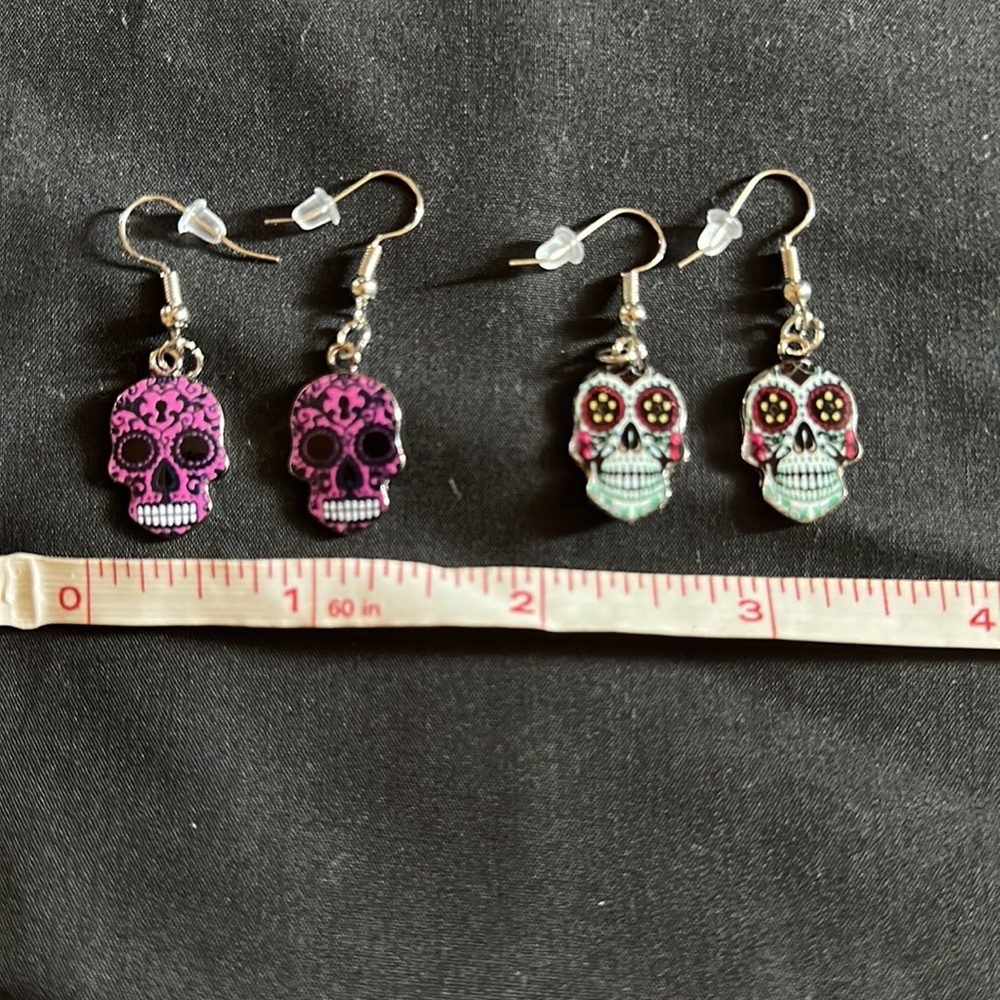 2 pairs of skull earrings - Picture 2 of 3
